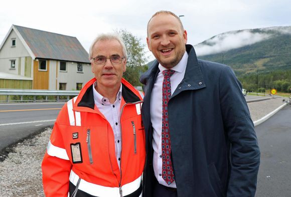 Prosjektleder Odd Helge Innerdal og samferdselsminister Jon Georg Dale. <i>Foto:  Statens vegvesen</i>