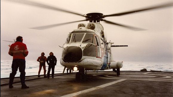 Et historisk øyeblikk: En Super Puma lander på helikopterdekket til et kystvaktskip i Nordkapp-klassen. <i>Foto:  Bård Olaf Styrmo/ Kystvakten</i>
