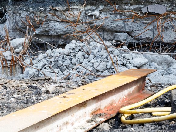 Ikke skrap. Det er lett å se rivingsprosjekter som fulle av skrap – men den gamle betongen byr på verdier som dagens regler gjør det vanskelig å nyttigjøre seg. Snart kommer nye og mindre strenge krav. <i>Foto:  Joachim Seehusen</i>