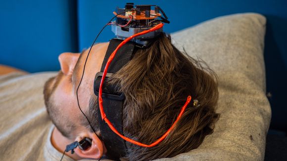 Tre frekvensområder: Hjelpemiddelet består av en EEG-måler som måler tre ulike frekvensområder av hjerneaktivitet. Det er hovedsakelig aktiviteten fra frontal cortex og motor cortex som analyseres. <i>Foto:  Marthe Svendsen</i>