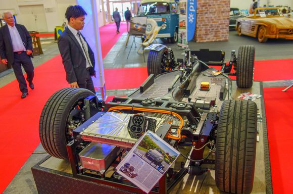 Den som har lyst til å lage beach buggy eller en Porsche Speedster-replika, kan kjøpe et nakent chassis med motor. <i>Foto:  Paal Kvamme</i>