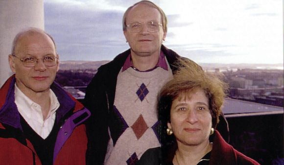 Oslo-algoritmens to fedre og moren: Richard Riesenfeld, Tom Lyche og Elaine Cohen – på Oslos tak for snart 20 år siden. <i>Foto:   Ståle Skogstad/UiO</i>
