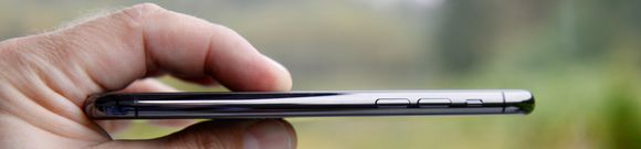 Telefonen er 0,4 millimeter tykkere enn iPhone XS. Det merker du neppe – men bedre batteritid merker du. <i>Foto:  Kurt Lekanger</i>