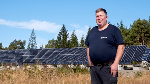 600 kvadratmeter med solcellepanel har blitt installert for å være med på å forsyne bonde Lars Hoem sine to gårder med strøm. <i>Foto:  Marthe Svendsen</i>