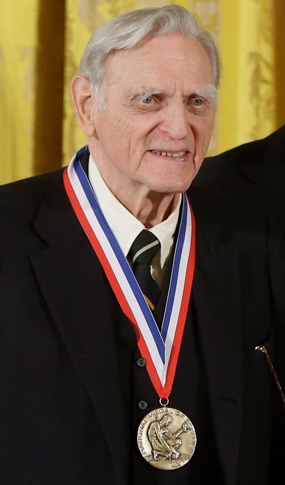 John Goodenough er med sine 97 år den eldste prisvinneren i nobelprisens historie. Her fra 2013. <i>Foto:  Charles Dharapak / AP / NTB scanpix</i>