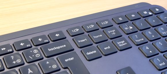 Det er egne knapper på tastaturet for å veksle mellom å styre opptil tre tilkoblede PC-er. <i>Foto:  Kurt Lekanger, Digi.no</i>
