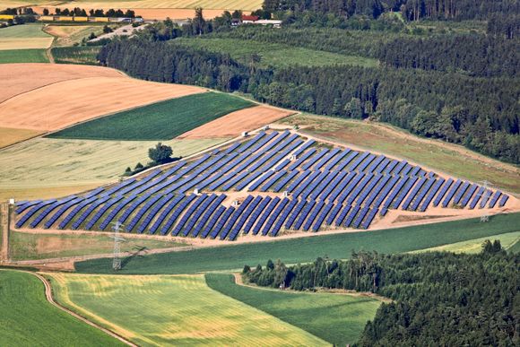 Scatec Solar er allerede en stor internasjonal aktør, her et luftfoto fra et av deres kraftverk i Bayern, sør i Tyskland. Anlegget i Engolsbach er på 5 MW. Marstein ser selskapet som en kandidat til å ta en tilsvarende lederrolle for solbransjen som Equino,r tidligere Statoil, tok for oljesektoren. <i>Foto:  Scatec</i>
