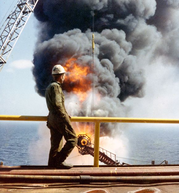 Henry Munkejord om bord på Ocean Viking, etter at brønnen har funnet petroleum og gassen som kommer opp brennes. <i>Foto:  Henry Munkejord/Norsk Oljemuseum</i>