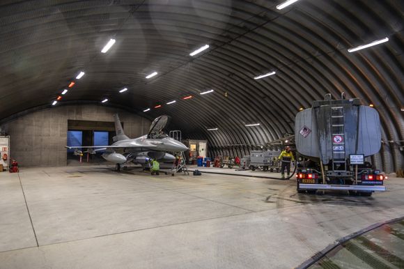 F-16 fyller drivstoff i et shelter på Bodø flystasjon. <i>Foto: Onar Digernes Aase / Forsvaret</i>
