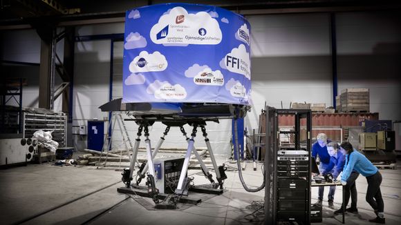 Slik ser flysimulatoren i Førde ut, med seksakset motion platform, 200 graders lerret og betydelig datakraft for å styre det hele. <i>Foto:  Eirik Helland Urke</i>