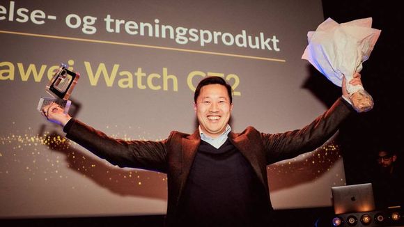 Anders Bigseth i Huawei tok imot prisen for årets helse- og treningsprodukt, Huawei Watch GT 2. <i>Foto:  Helge Brekke / TU Event</i>