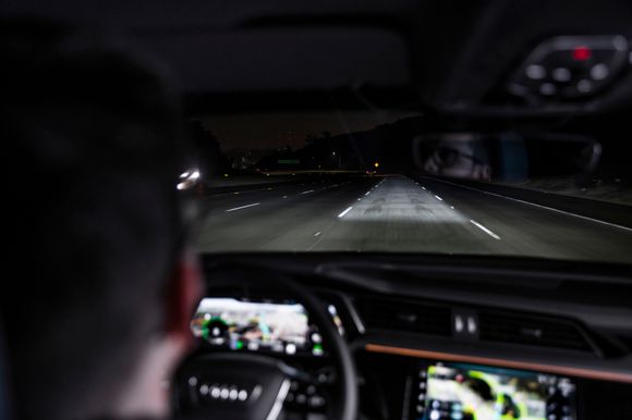 Den nye lysteknologien lager et svært definert lysfelt - kun i ditt eget kjørefelt. <i>Foto:  Audi</i>