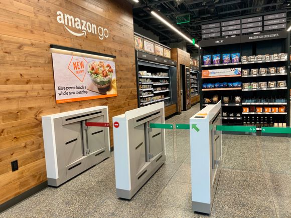 Noe av poenget med en automatisert butikk som Amazon Go, er at kundene skal slippe kø. Her bruker man appen for å komme inn, og går ut uten å scanne varene. <i>Foto:  Svein-Erik Hole</i>