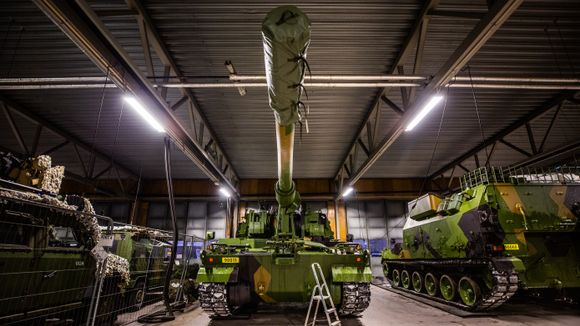 Hærens nye K9 Vidar-artilleri har åtte meter lange L/52-kanoner. Til høyre en K10 ammunisjonsvogn. <i>Foto: Camilla Brevik Haagensen/Forsvar</i>