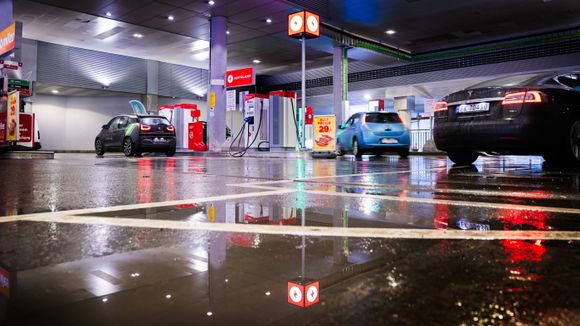 På Alexander Kiellands plass har Circle K fjernet drivstoffpumper og erstattet dem med hurtigladere. <i>Foto: Eirik Helland Urke</i>