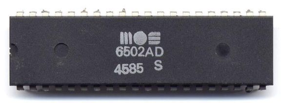 Mikroprosessoren MOS 6502. Akkurat denne brikken er produsert i 1985. <i>Foto: Wikimedia/Dirk Oppelt (<a href="https</i>