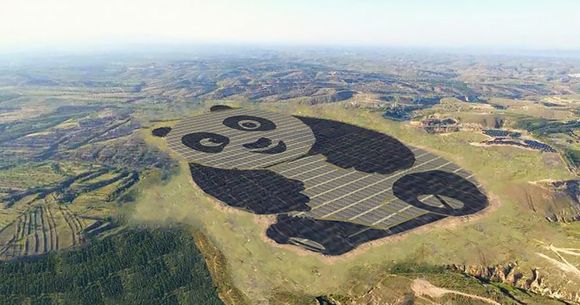 Ett av de gigantiske solcelleanleggene er utformet som en panda, Kinas nasjonalsymbol.