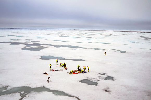 Mange prøver skal samles inn fra is og vann. <i>Foto: Siv N.K. Hoff</i>