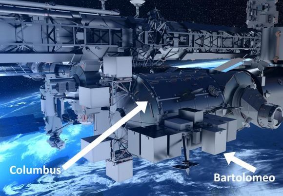 Columbus og Bartolomeo på Den internasjonale romstasjonen. Den sylinderformede Columbus har hengt fast på Romstasjonen siden 2008. «Boksene» utenpå er del av Bartolomeo-modulen som etter planen skal hekte seg på i mars i år. <i>Foto: Airbus/ESA</i>