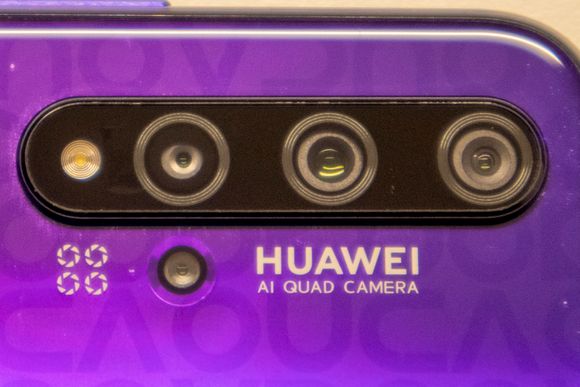 Kamerarigg: Fire kameraer i Huawei Nova, inklusive dybdekameraet, er godt levert av en telefon i denne klassen. <i>Foto: Odd Richard Valmot</i>