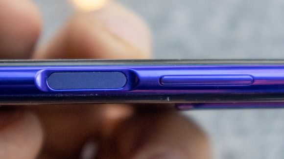 Tommelaktivert: Huawei Nova har fingeravtrykkleseren i startknappen. Leseren aktiveres med tommelen. Veldig praktisk, så lenge du er høyrehendt. <i>Foto: Odd Richard Valmot</i>
