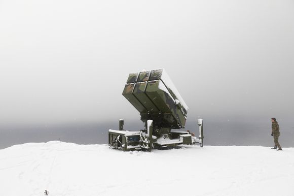 Nasams-utskytningskasse (launcher) i vinterlige forhold hjemme i Bodø. Nå kan luftvernet også blir plassert ut i India. <i>Foto:  Onar Digernes Aase / Forsvaret</i>