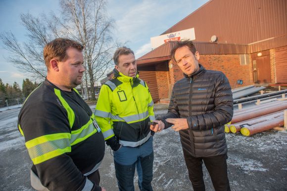 Store verdier: Det er store verdier vi lagrer på anlegget til Tine i Verdal. Anlegget er blant annet Norges eneste produksjonssted for Bremykt. - Vi har verdier for mange millioner kroner på hvert eneste lager.Får vi lekkasjer på taket på bremyktlageret har vi en case, sier Erling Andersen (i midten). Ved siden av ham står Tor Ove Nesset (t.h.) og Odd Martin Trøbakk. <i>Foto:  Havard Zeiner</i>