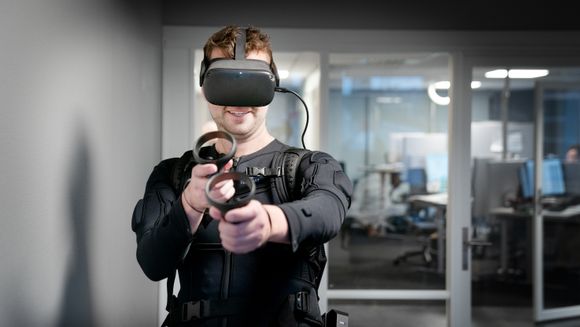 Reporter Mathias Klingenberg på skytebanen i VR. <i>Foto: Eirik Helland Urke</i>
