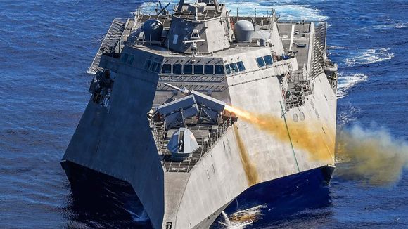 Naval Strike Missile skytes ut fra LCS-skipet på en øvelse nær Guam 1. oktober2019. Foto <i>undefined:  Public Domain</i>