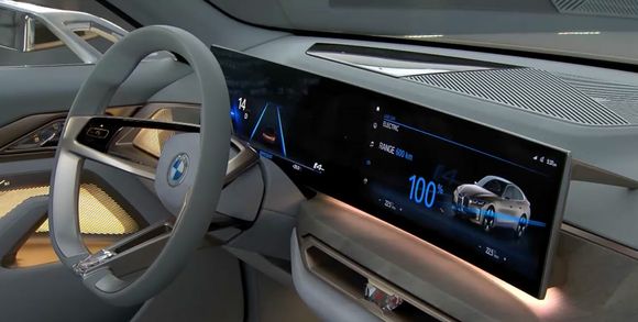 Interiøret i bilen blir trolig litt roligere enn dette, men skjermen skal være med til produksjonsutgaven. <i>Skjermbilde:  BMW</i>