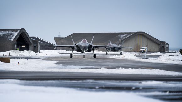 Fire av de fem hundre produserte F-35-flyene er norske og befinner seg for tida på Keflavik på Island. <i>Foto: Eirik Helland Urke</i>