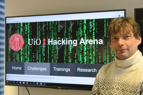 Laszlo Erdödi leder Institutt for informatikks kurs i etisk hacking, som også bidrar til å utvikle et bedre forsvar mot hackere. <i>Foto:   UiO, Institutt for informatikk.</i>