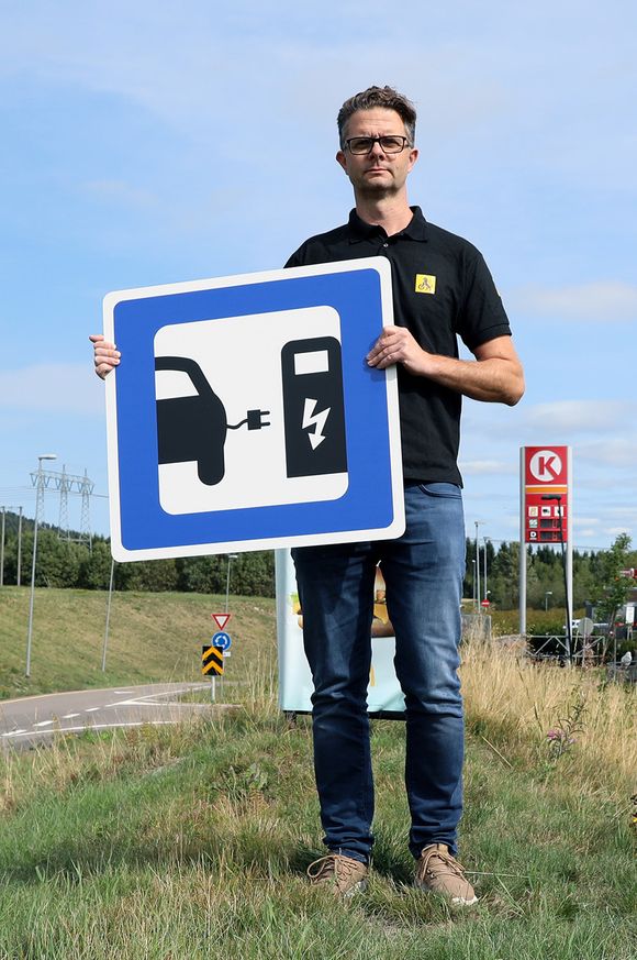 – Tesla har utfordret bilbransjen i hele verden, sier Nils Sødal i NAF. <i>Foto: NAF</i>