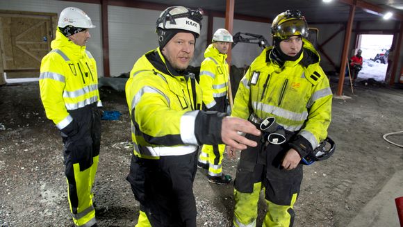 Høyt tempo: Formann Alexander Hellesvik dirigerer med stø hånd under arbeidet med å bygge ny fryseterminal for fiskerikonsernet Holmøy. <i>Foto:  Erik Jenssen</i>