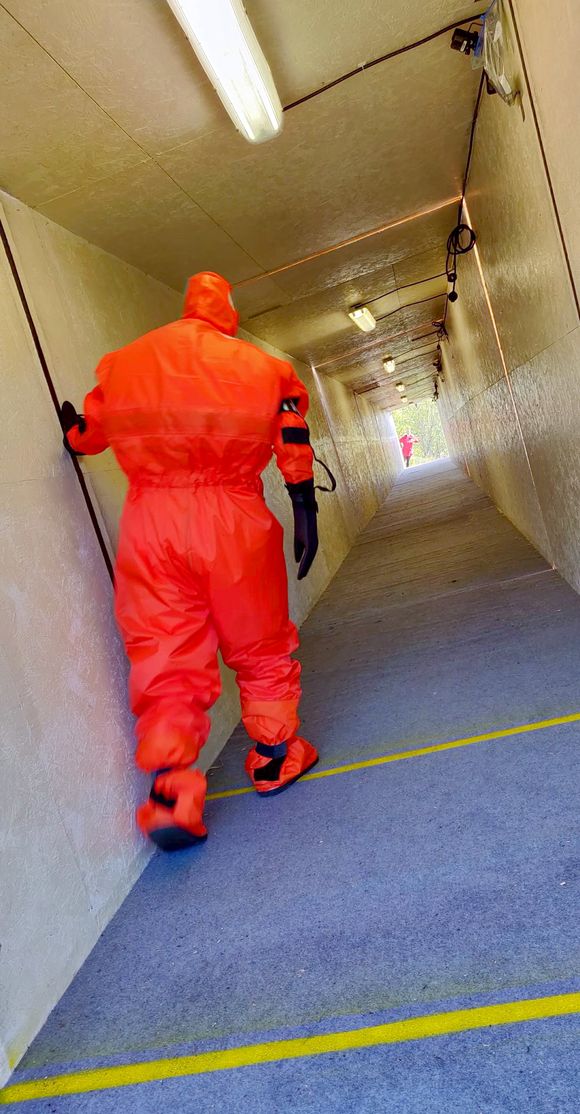 Test med frivillige: Evakueringsøvelse med frivillige deltagere ble gjennomført i en korridor som simulerte krengning. <i>Foto:  Privat</i>