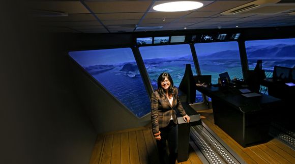 Fant dataverktøy i hjembyen: Kari Aina Eik, leder for FNs program for smarte, bærekraftige byer, i simulatoren på Norsk Maritimt Kompetansesenter. <i>Foto:  JØRN-ARNE TOMASGARD</i>