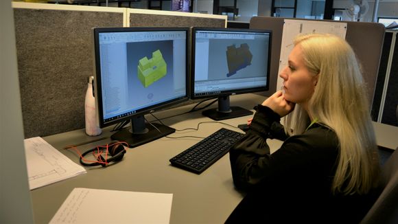 Etter tre år som maskiningeniørstudent ved Høgskolen på Vestlandet avdeling Haugesund, leverte Anne Grethe Stange i fjor vår sin bacheloroppgave. Etter sommerjobben hos Aibel ble det fast jobb med digital modellering. <i>Foto:  Thomas Førde</i>