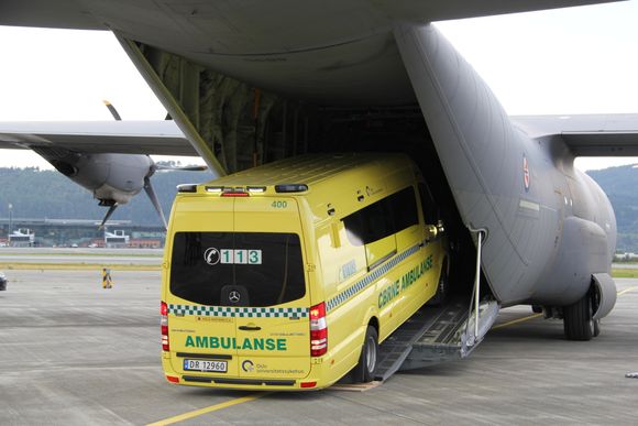 Både gamle og nåværende Hercules-fly er med rette betegnet som arbeidshester. Her er et norsk C-130J i ferd med å hente en ambulanse (Mercedes-Benz Sprinter 519) fra Oslo universitetssykehus. <i>Foto:  Johanna Garli, Forsvaret</i>