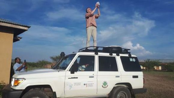 Er det dekning her? UiO-professor Josef Noll måler bredbåndsdekningen i et landlig område i Tanzania. <i>Foto:  Elibiraki Mwakapeje</i>