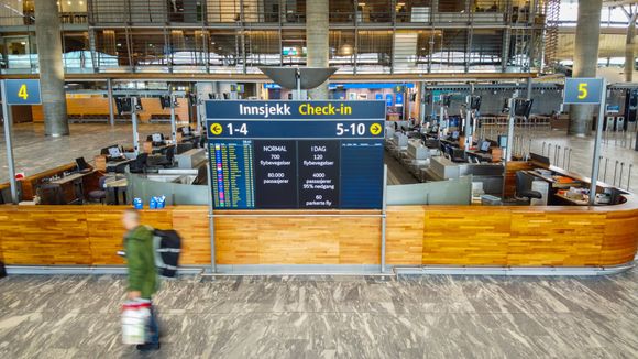 Det er lite kø i avgangshallen på Oslo Lufthavn. Det er nå 95 prosent færre passasjerer enn normalt. <i>Foto: UAS Norway/Anders Martinsen</i>