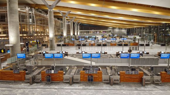 Det er god plass i avgangshallen på Oslo Lufthavn. <i>Foto: UAS Norway/Anders Martinsen</i>