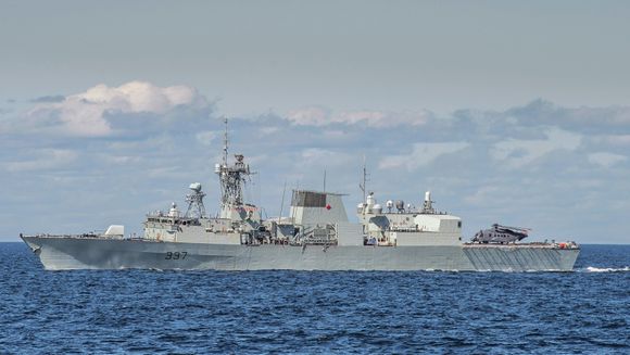 HMCS Fredericton deltar i Nato-styrken SNMG2 og har lagt til kai i Taranto i Italia etter helikopterulykken i forrige uke. <i>Foto:  Det kanadiske forsvaret</i>