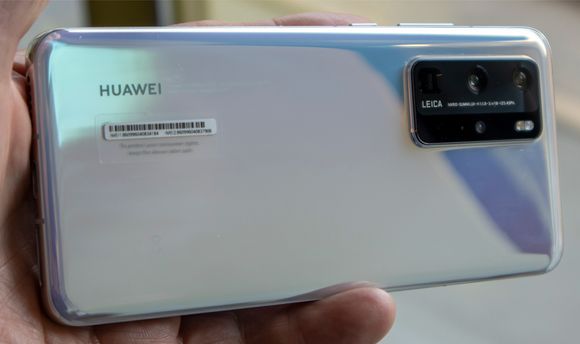 Metall og glass: Huawei har lenge boltret seg i baksider med fargespill. <i>Foto: Odd Richard Valmot</i>