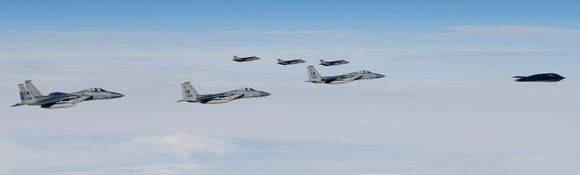 Formasjon med B-2 Spirit, tre F-15C og tre norske F-35A i nærheten av Island i mars. <i>Foto:  U.S. Air Force photo/ Master Sgt. Matthew Plew</i>