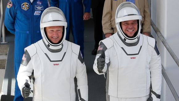 Nasa-astronautene Douglas Hurley (t.v.) og Bob Behnken gikk smilende om bord i romfartøyet lørdag. <i>Foto:  AP</i>