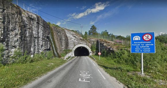 Ibestadtunnelen er en del av fylkesvei 848 og ligger i Ibestad kommune i Troms og Finnmark fylke. Tunnelen binder sammen øyene Andørja og Rolla. <i>Foto:  Google Maps</i>
