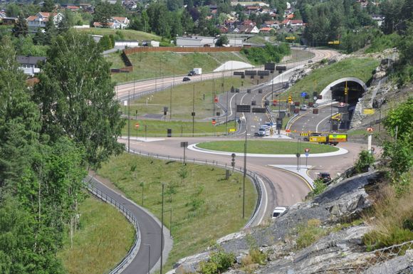 Tislegårdkrysset: Kongsbergs nye trafikknutepunkt. Her møtes hovedveien øst-vest (E134) med hovedveien nord-sør (fylkesvei 40). <i>Foto:  Kjell Wold/Statens vegvesen</i>