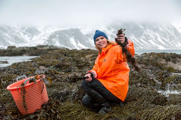 Angelita Eriksen er fiskerdatter og oppvokst i Lofoten. I bedriften er de opptatt av å følge bærekraftige retningslinjer når de høster. <i>Foto:  Corey Arnold</i>