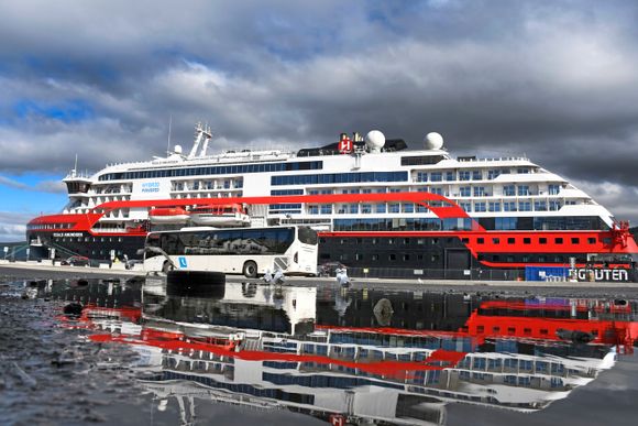 36 besetningsmedlemmer og tre passasjerer har foreløpig testet positivt for koronaviruset etter to seilaser med Hurtigrutens skip Roald Amundsen. <i>Foto:  NTB Scanpix</i>