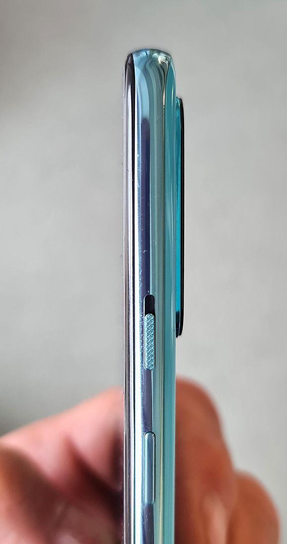 Stille: OnePlus Nord har en fysisk bryter som kan skru av lyden, alternativt bare ha vibrasjon. <i>Foto:  Odd Richard Valmot</i>